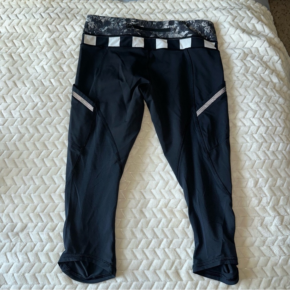 Lululemon Run A Marathon Crop II Black Straightup Stripe Black Angel Wing Size 6 - Picture 3 of 12